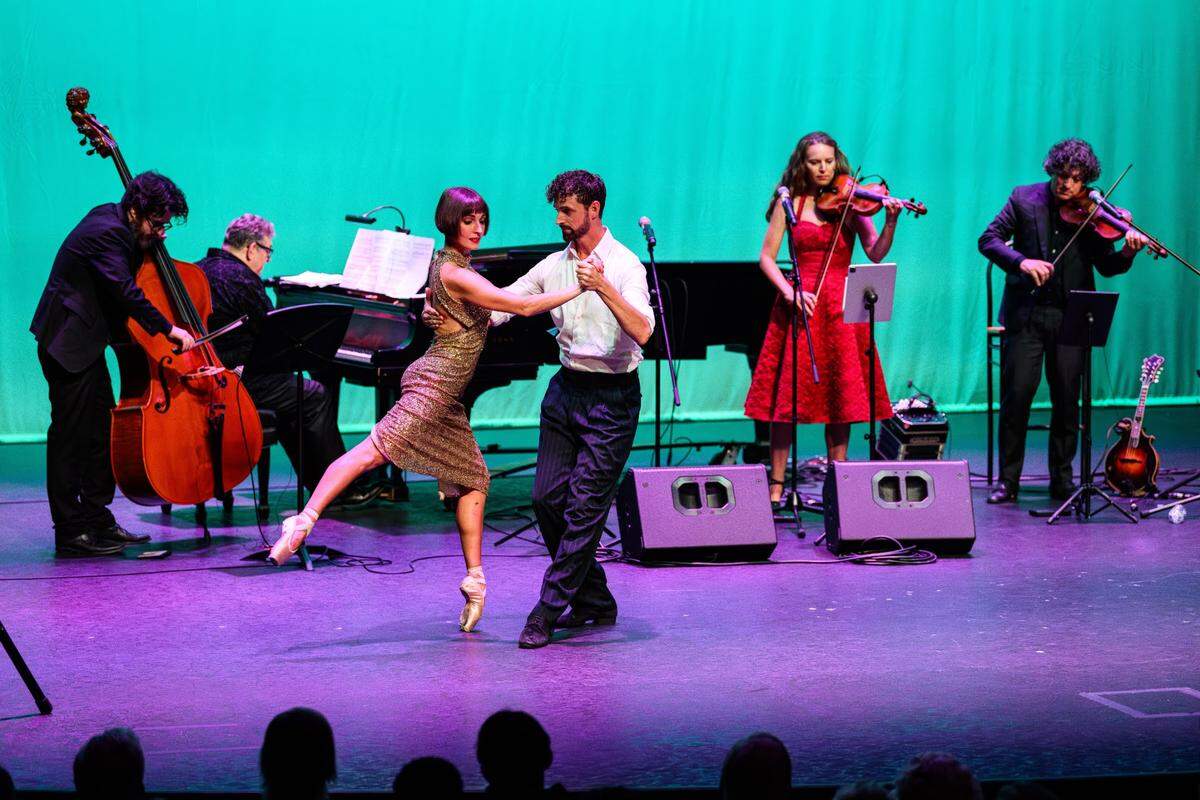PointeTango Dance Company y Payadora Tango Ensemble.