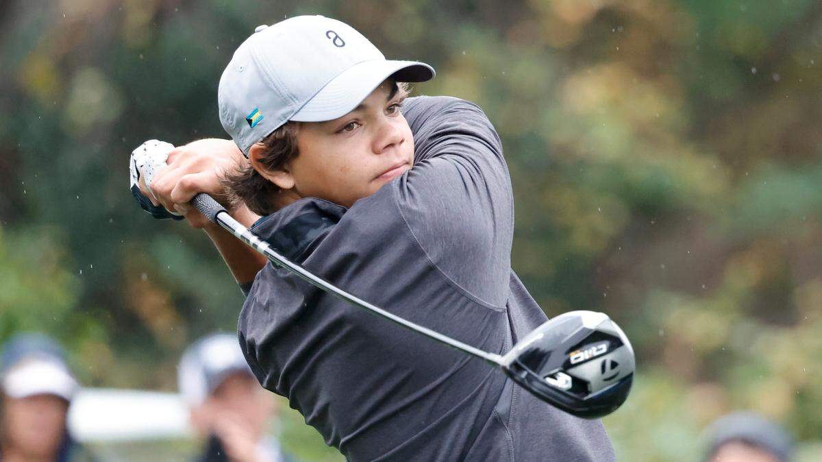 Charlie Woods juega su tiro desde el sexto tee durante el Campeonato PNC en el Ritz-Carlton Golf Club. 