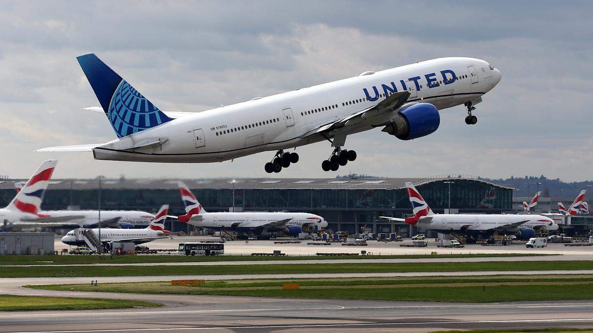 Un Boeing 777 de United Airlines despega del aeropuerto de Heathrow el 31 de marzo de 2026 en Londres, Inglaterra.