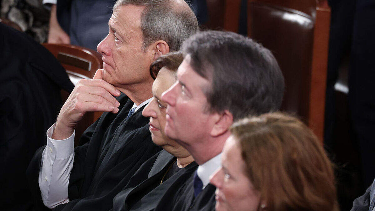 El presidente del Tribunal Supremo de Justicia, John Roberts (izq.); la jueza asociada Elena Kagan; el juez asociado Brett Kavanaugh; y la jueza asociada Amy Coney Barrett asisten al discurso sobre el Estado de la Unión durante una sesión conjunta del Congreso en el Capitolio de Estados Unidos, el 24 de febrero de 2026, en Washington, DC.