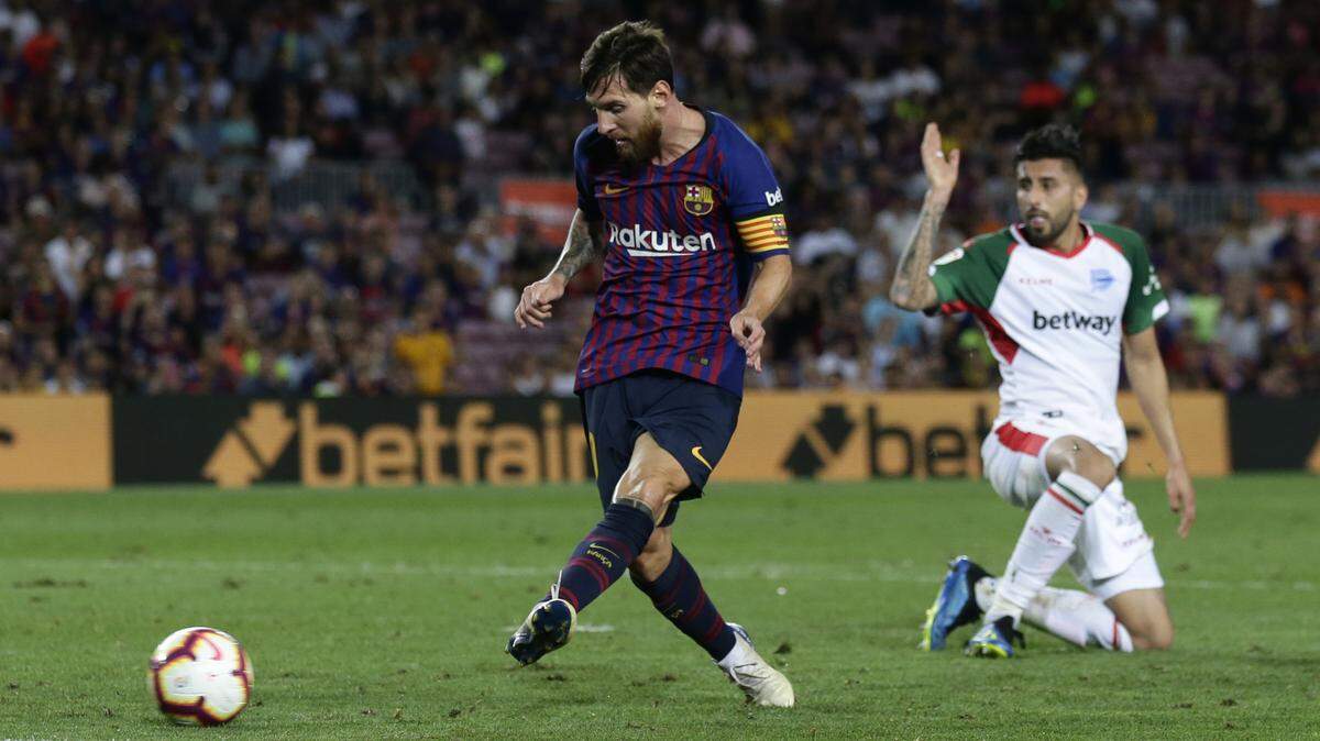 Lionel Messi anota un gol para Barcelona en el partido ante el Alavés, el 18 de agosto de 2018 en la liga española.