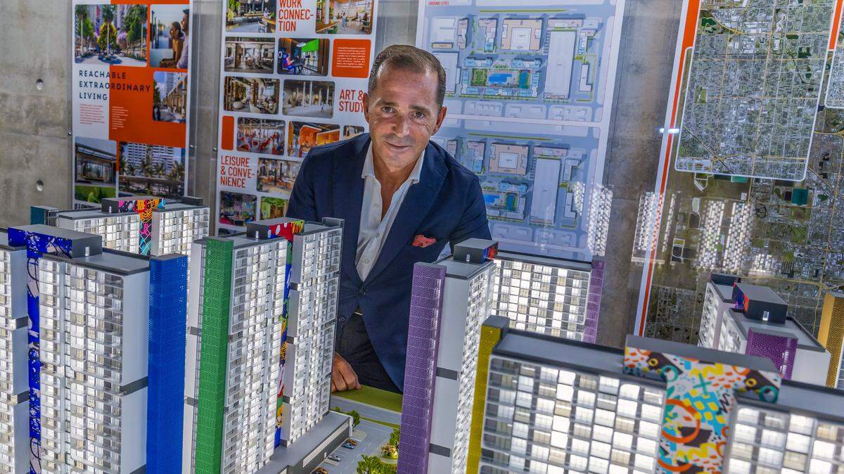El urbanizador Pablo Castro posa frente a la maqueta de su proyecto HueHub de $880 millones, que incorporará 4,000 apartamentos a la zona oeste de Little River, en Miami-Dade. 