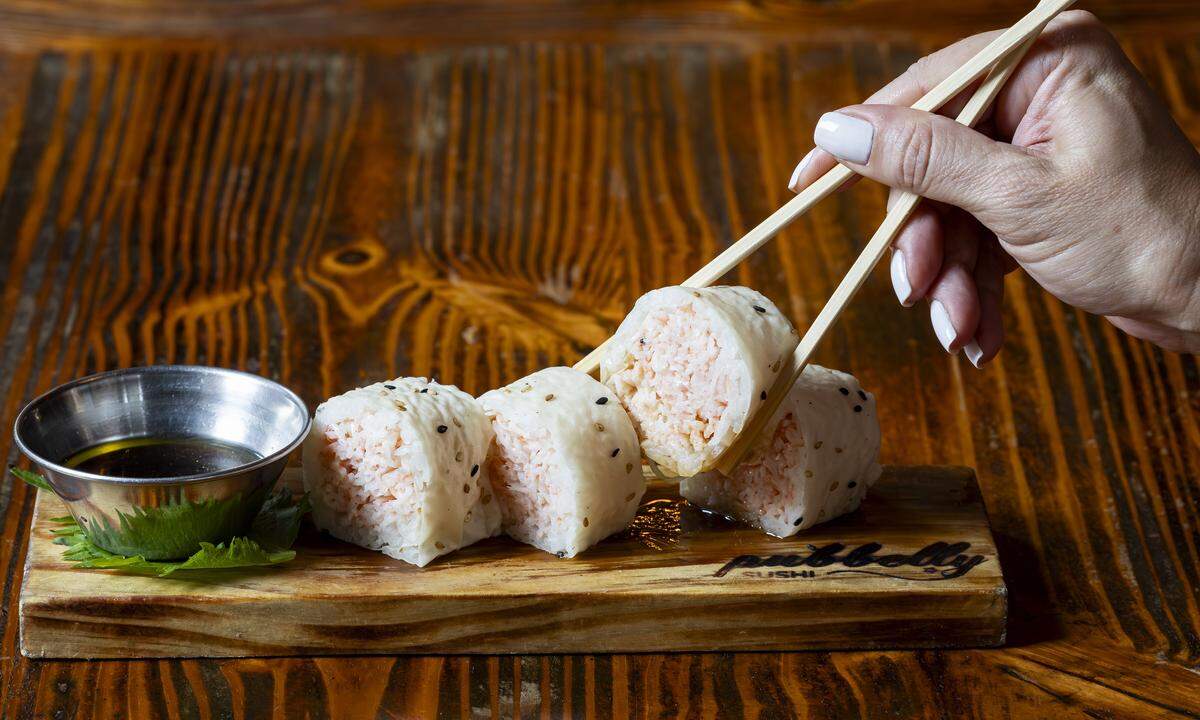 Un Butter Krab Roll hecho con papel de goma de soya, kanikama, ponzu y mantequilla clarificada tibia.