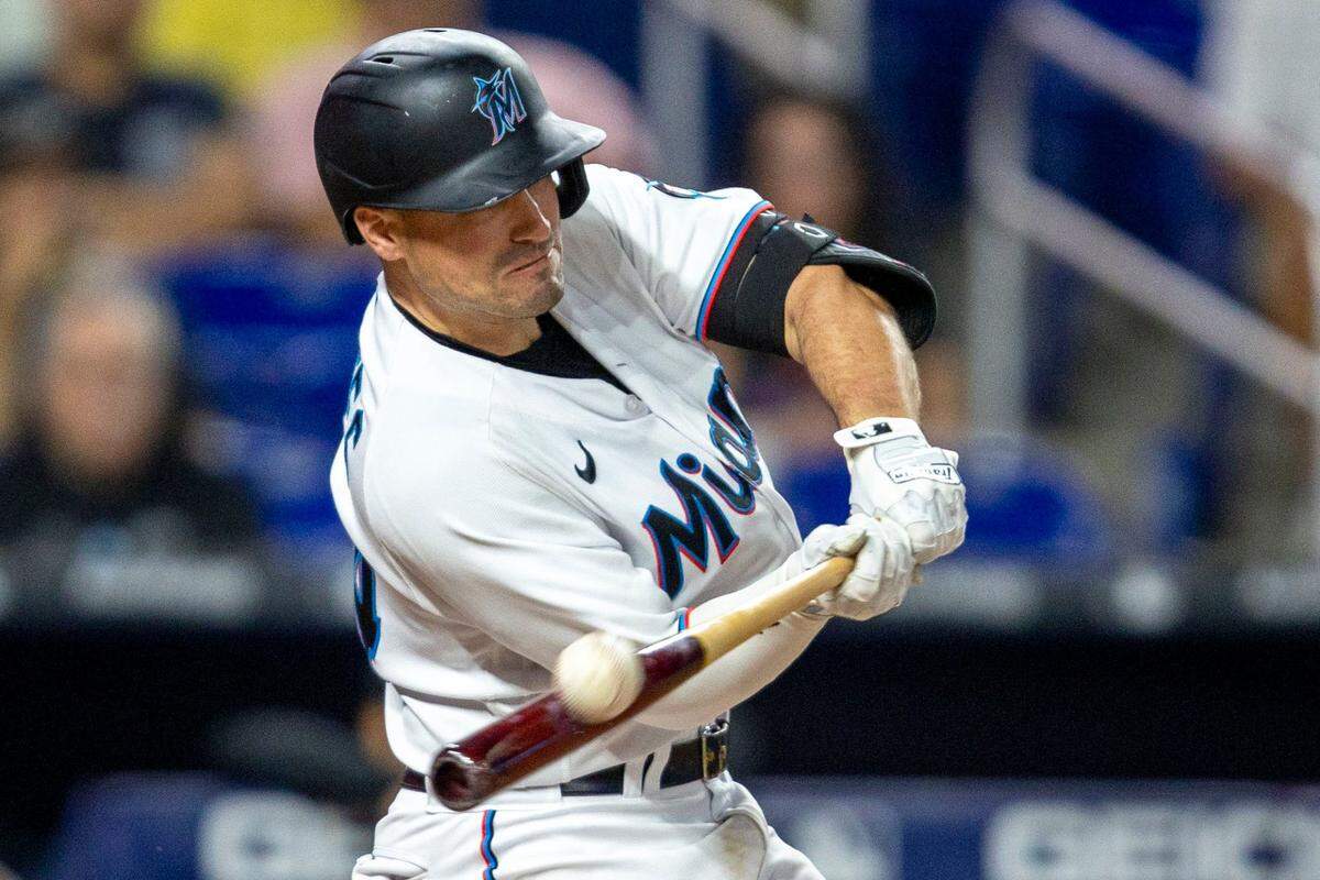 El receptor de los Marlins Nick Fortes batea un jonrón en el quinto inning del partido ante los Cachorros de Chicago, celebrado el 21 de septiembre de 2022 en Miami.