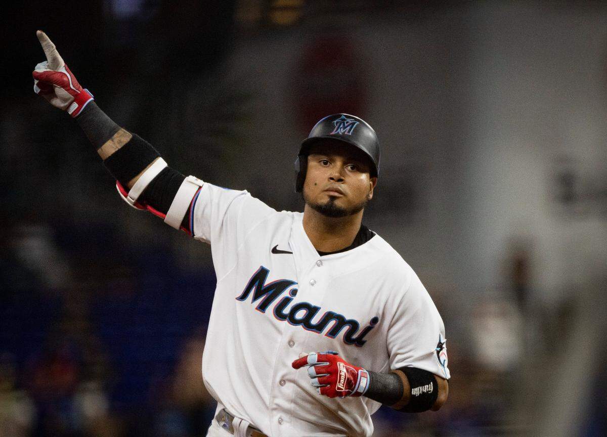 El segunda base de los Marlins Luis Arráez corre las bases tras disparar un jonrón en el octavo inning del partido contra los Astros de Houston, celebrado el 15 de agosto de 2023 en Miami.