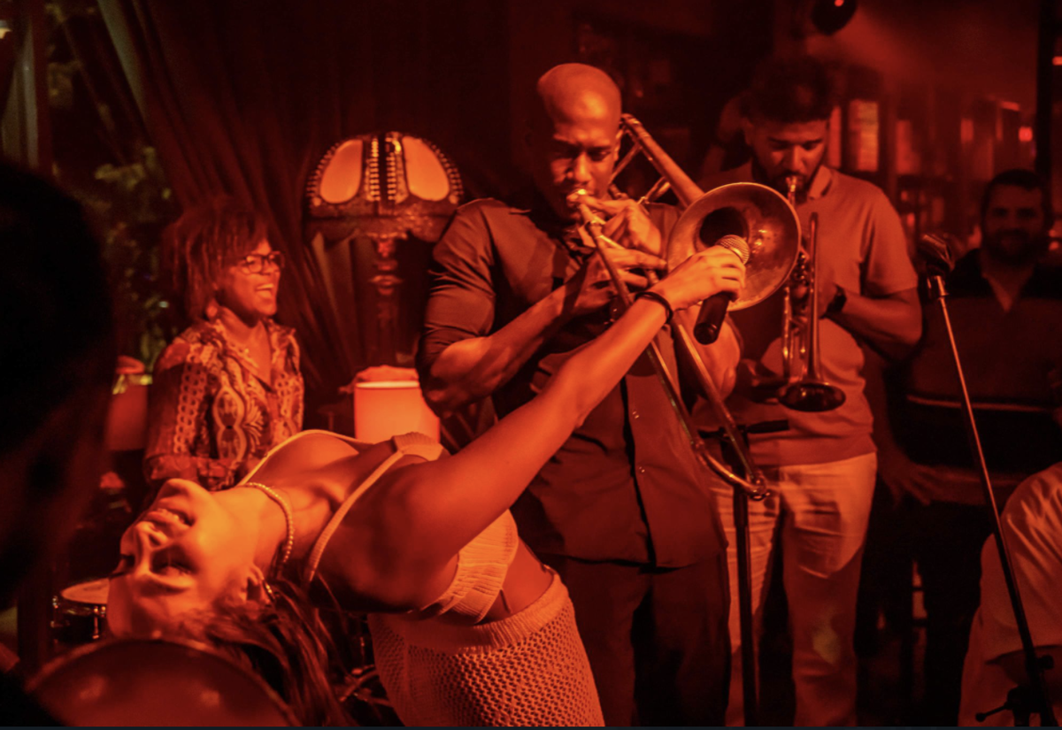 Por la noche el restaurante Shā Wynwood se transforma con música de jazz en vivo y DJ tocando los éxitos de la música cubana tradicional y actual.