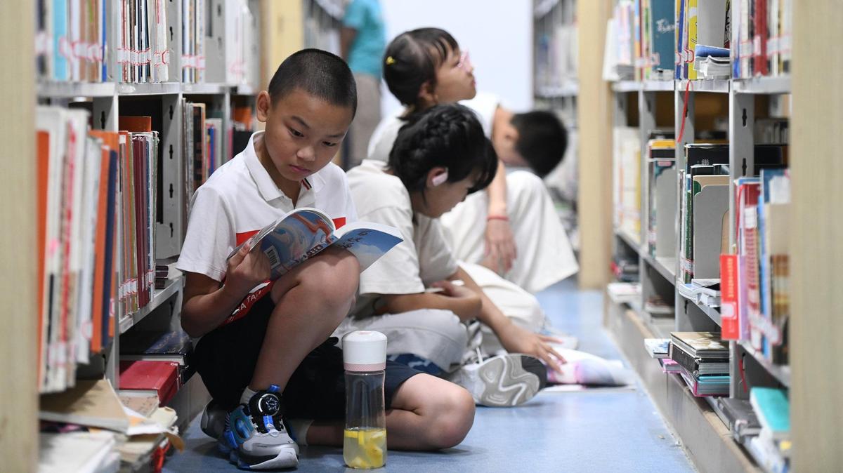 Varios niños leen en la biblioteca de Chongqing, China, el 3 de septiembre de 2024.