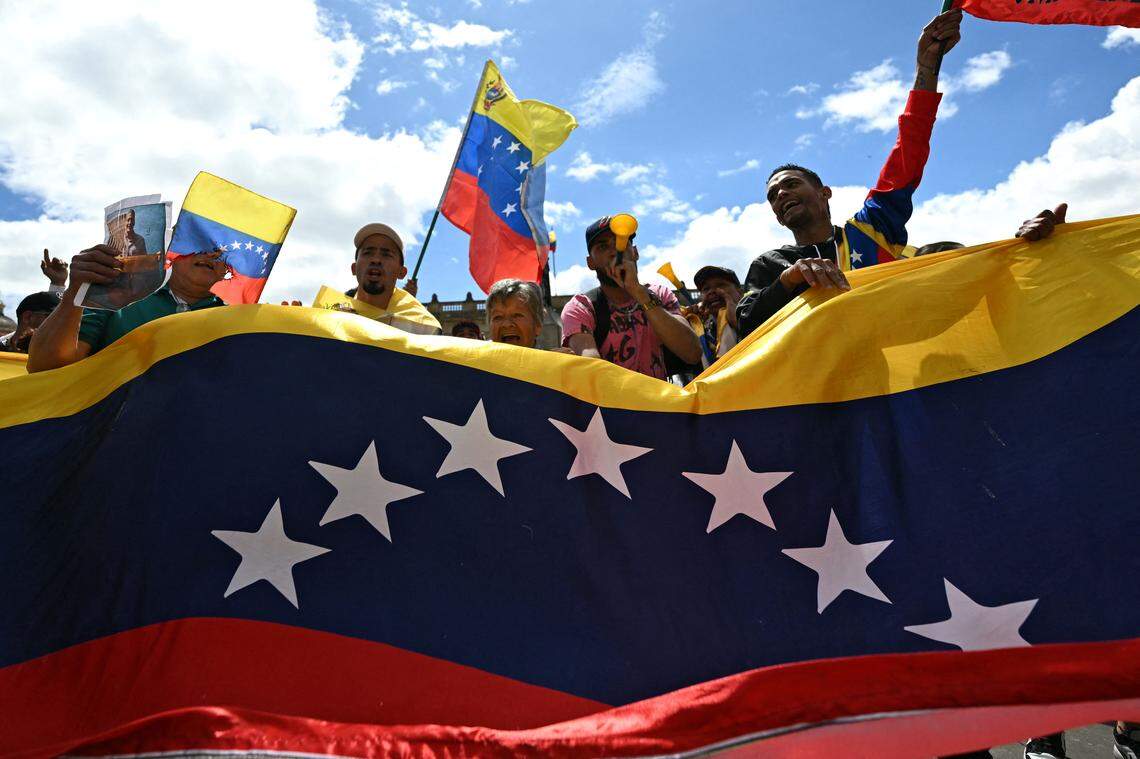 La población celebra en la Plaza Bolívar de Bogotá el 3 de enero de 2026, tras la captura del líder venezolano Nicolás Maduro por parte de las fuerzas estadounidenses.