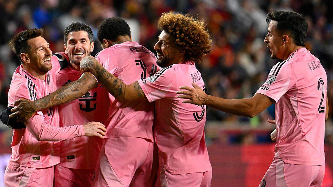 El mediocampista del Inter Miami Rodrigo de Paul (segundo de izq. a der.) celebra con Lionel Messi y el resto de sus compañeros de equipo tras marcar un gol en el partido de la MLS ante el Real Salt Lake, efectuado el 22 de abril de 2026 en Sandy, Utah.