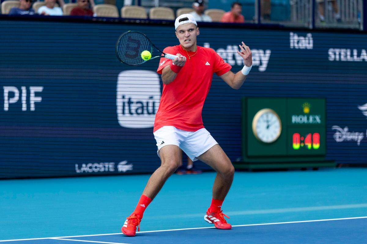 El checo&nbsp;Jakub Mensik venció 7-6 (5), 6-1 al francés Arthur Fils y pasó a semifinales en el Miami Open. 