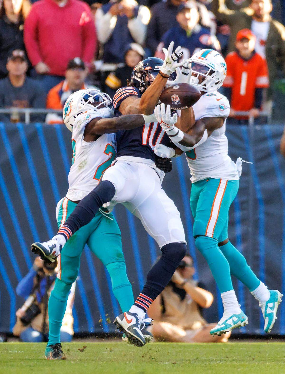 El safety de los Dolphins Jevon Holland (8) y el cornerback Keion Crossen (27) interrumpen un pase al wide receiver de los Bears Chase Claypool, en el último cuarto del partido celebrado el 6 de noviembre de 2022 en Chicago.