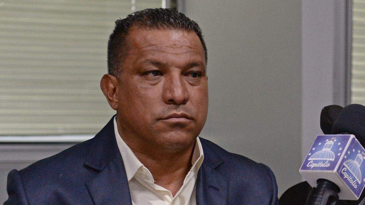 Laidy Gomez (C), elected governor of Tachira state, talks during a press conference, next to elected governor of Nueva Esparta state Alfredo Diaz (L) and elected governor of Anzoategui state Antonio Barreto in Caracas on October 24, 2017. Four newly-elected opposition governors reluctantly pledged allegiance Monday to Venezuela's Constituent Assembly, which until now they had dismissed as illegitimate. / AFP PHOTO / FEDERICO PARRA (Photo credit should read FEDERICO PARRA/AFP via Getty Images)