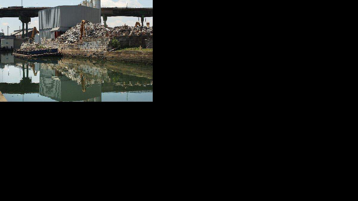 EN EL CANAL Gowanus, en Brooklyn, Nueva York, la contaminación del agua es notoria y contiene hasta desperdicios 
vertidos por la población.