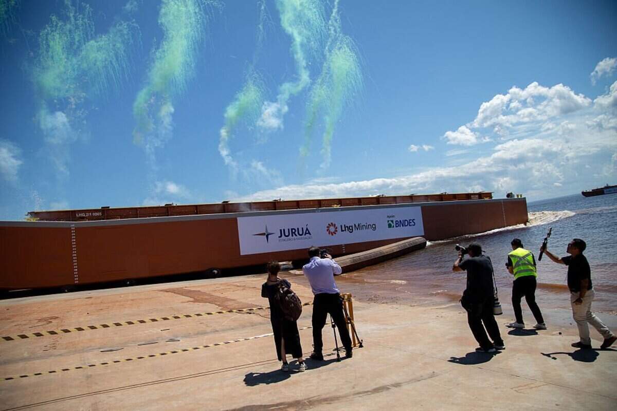 Un buque financiado por el banco de desarrollo de Brasil BNDES es botado durante un evento que anuncia la reanudación de las inversiones de Petrobras en el Astillero Jurua en Iranduba, estado de Amazonas, Brasil, el 27 de mayo de 2026. El presidente brasileño, Luiz Inácio Lula da Silva, y la petrolera estatal Petrobras anunciaron el 27 de mayo la reanudación, después de casi una década, de la perforación en la principal reserva de hidrocarburos terrestres de Brasil en la región amazónica.