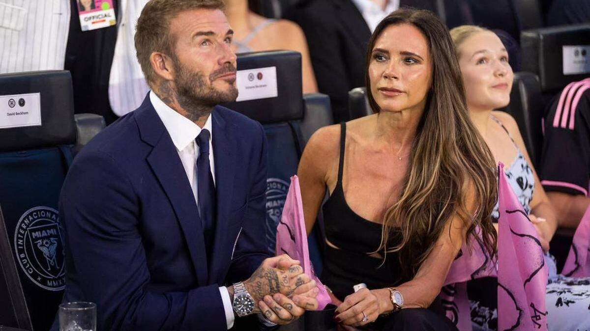 David y Victoria Beckham en un partido de baloncesto en Miami.