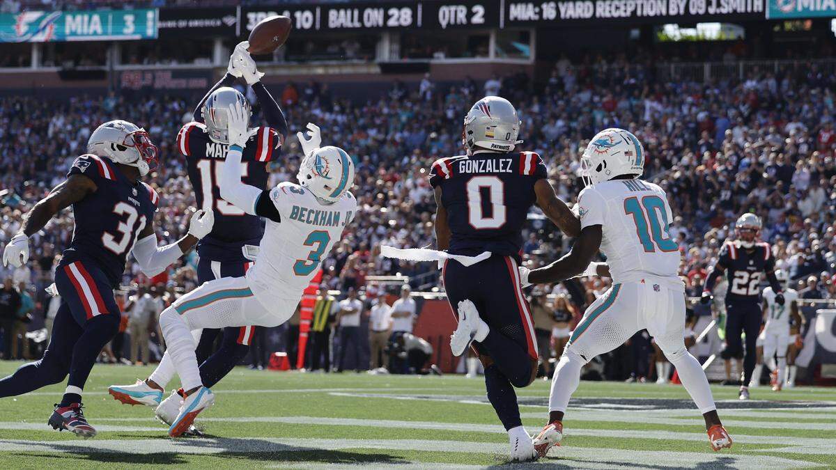 El safety de los Patriots Marte Mapu (15) desvía un pase destinado al wide receiver de los Dolphins de Miami Odell Beckham Jr. (3), en la primera mitad del partido de la NFL celebrado el 6 de octubre de 2024 en el Gillette Stadium en Foxborough, Massachusetts.
