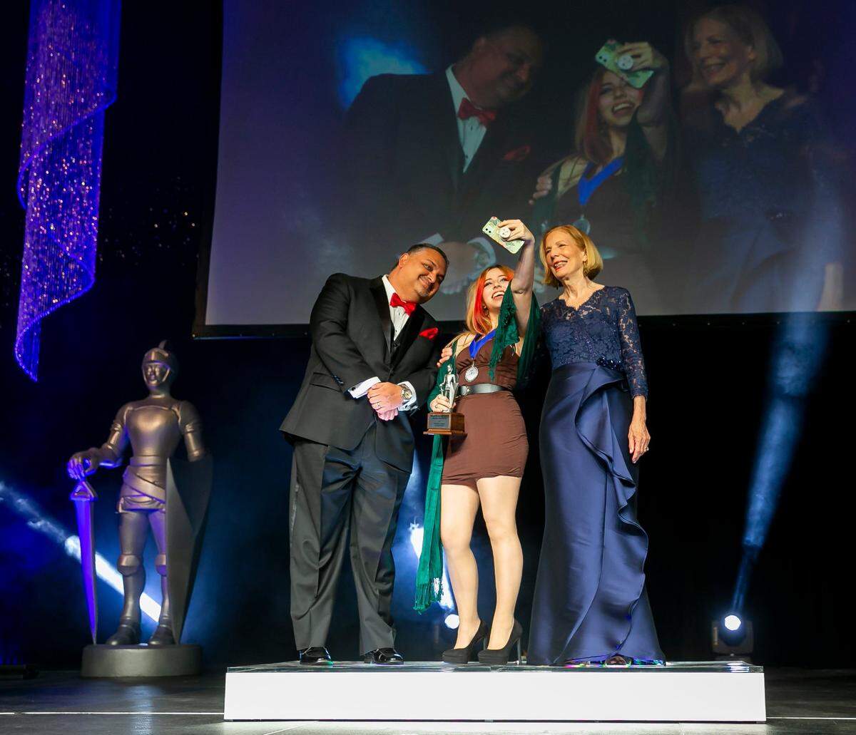 Anabelle Figueroa, de Coral Reef Senior High, ganadora del premio Silver Knight en Arte, se toma un selfie junto a Alex Mena, editor ejecutivo del Miami Herald y el Nuevo Herald, y Joan Chrissos, editora de educación y salud del Miami Herald en la 64ª ceremonia los Premios Silver Knight en el James L. Knight Center.
