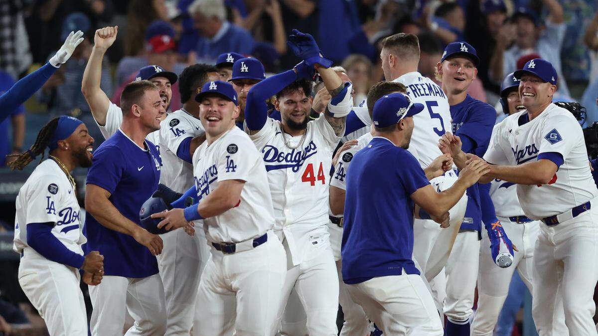 Los jugadores de los Dodgers celebran tras vencer a los Filis de Filadelfia y avanzar a la Serie de Campeonato de la Liga Nacional, en el partido efectuado el 9 de octubre de 2025 en Los Angeles, California.