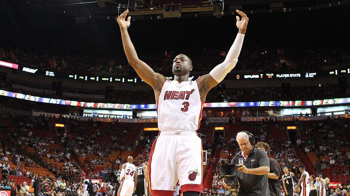 Dwyane Wade alienta a los fanáticos del Heat de Miami en un partido con los Spurs de San Antonio, el 20 de octubre de 2012.