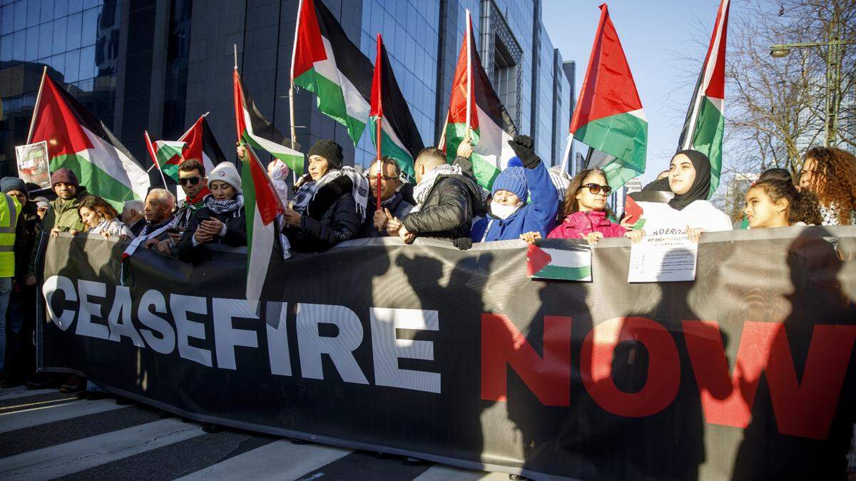 Miles de personas se manifiestan a favor de un cese el fuego en la guerra de Israel contra Hamás, el domingo 17 de diciembre de 2023, en Bruselas.