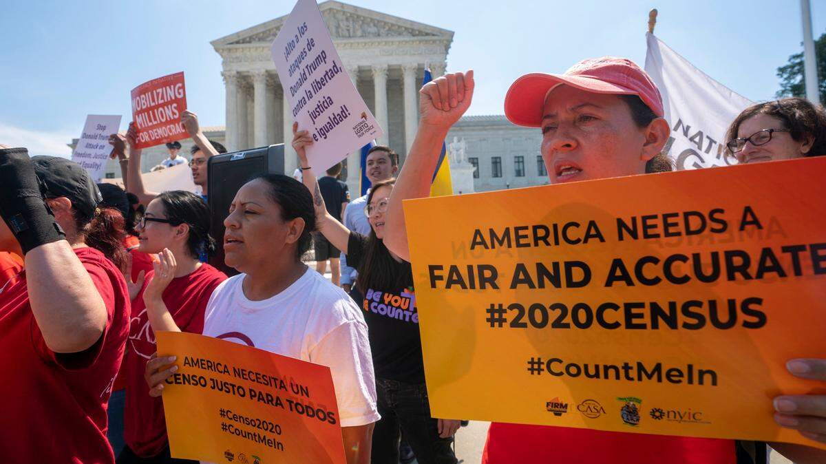 Varias personas protestan frente a la Corte Suprema, en Washington, por la polémica pregunta sobre la ciudadanía en el censo de 2020, el 27 de junio del 2019.