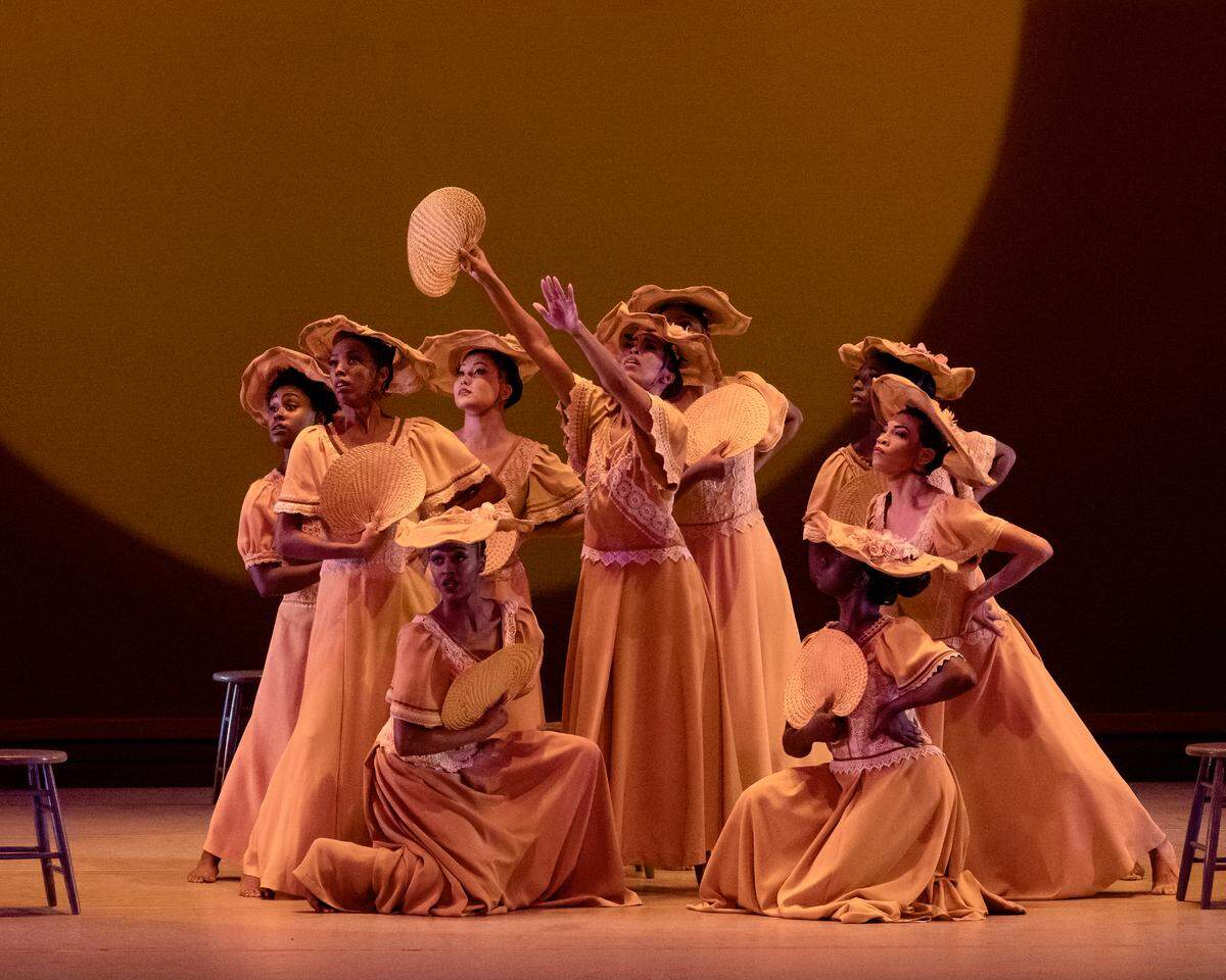Los bailarines de Alvin Ailey American Dance Theater en una obra de su repertorio favorita de todos, “Revelations”. 