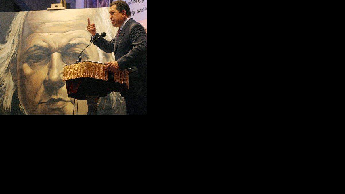 Hugo Chávez hace gestos mientras habla sobre Francisco de Miranda, un héroe de la independencia de Venezuela, cuya imagen se ve a la izquierda, hacia el final de su discurso en Cooper Union en Nueva York, el miércoles 20 de septiembre 2006.