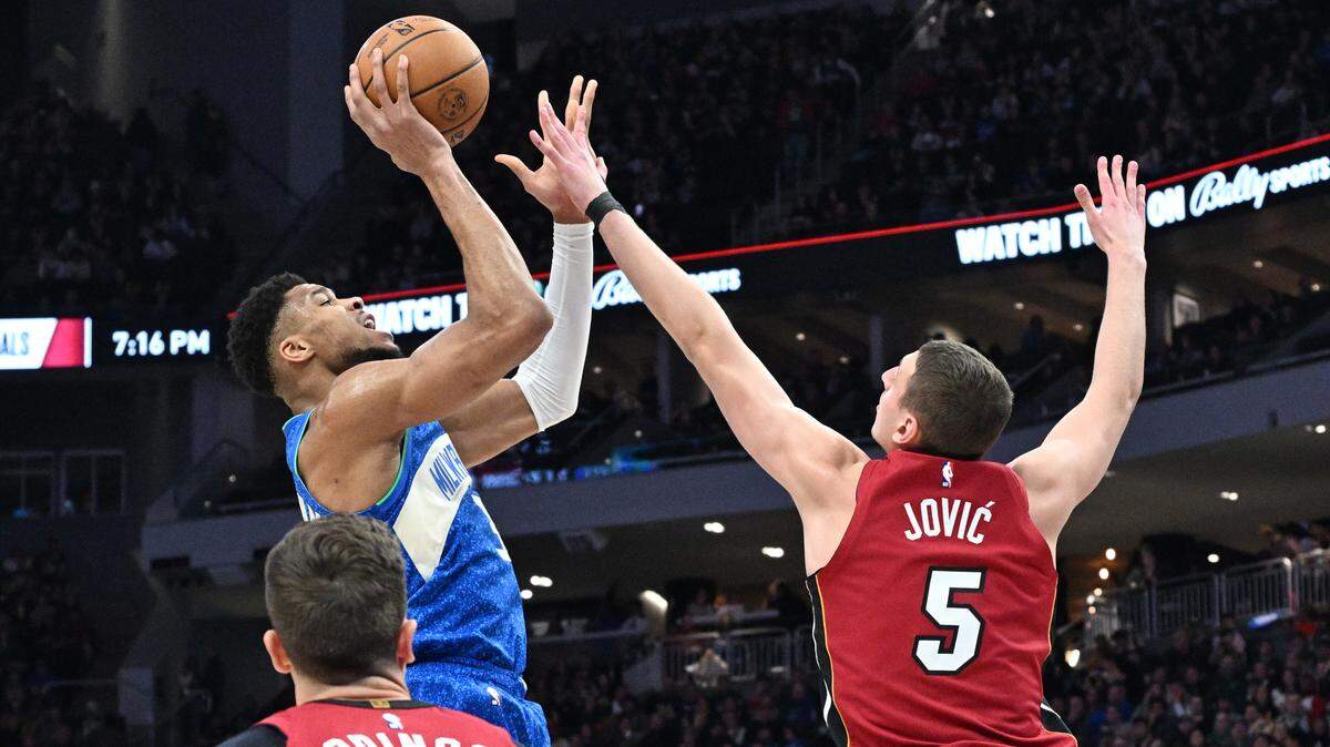 La estrella de los Bucks Giannis Antetokounmpo tira al aro ante la marca de Nikola Jovic, del Heat de Miami, en el partido celebrado el 13 de febrero de 2024 en Milwaukee.