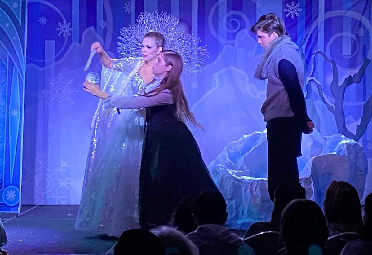 Diana Marcoccia, Anagabriel Marcoccia (centro) y Jean Roa en una escena de ‘La reina de las nieves’.