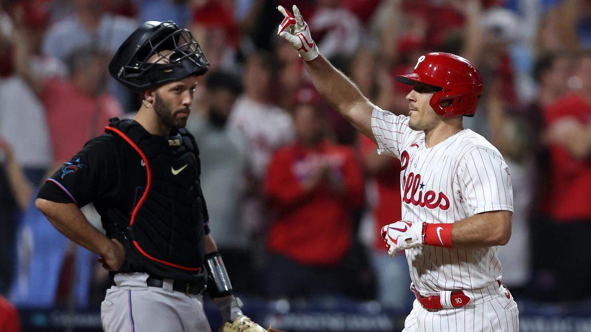 El receptor de los Filis J.T. Realmuto reacciona tras pegar un jonrón en el cuarto inning ante los Marlins de Miami, en el segundo partido de la Serie de Comodines celebrado el 4 de octubre de 2023 en Filadelfia.