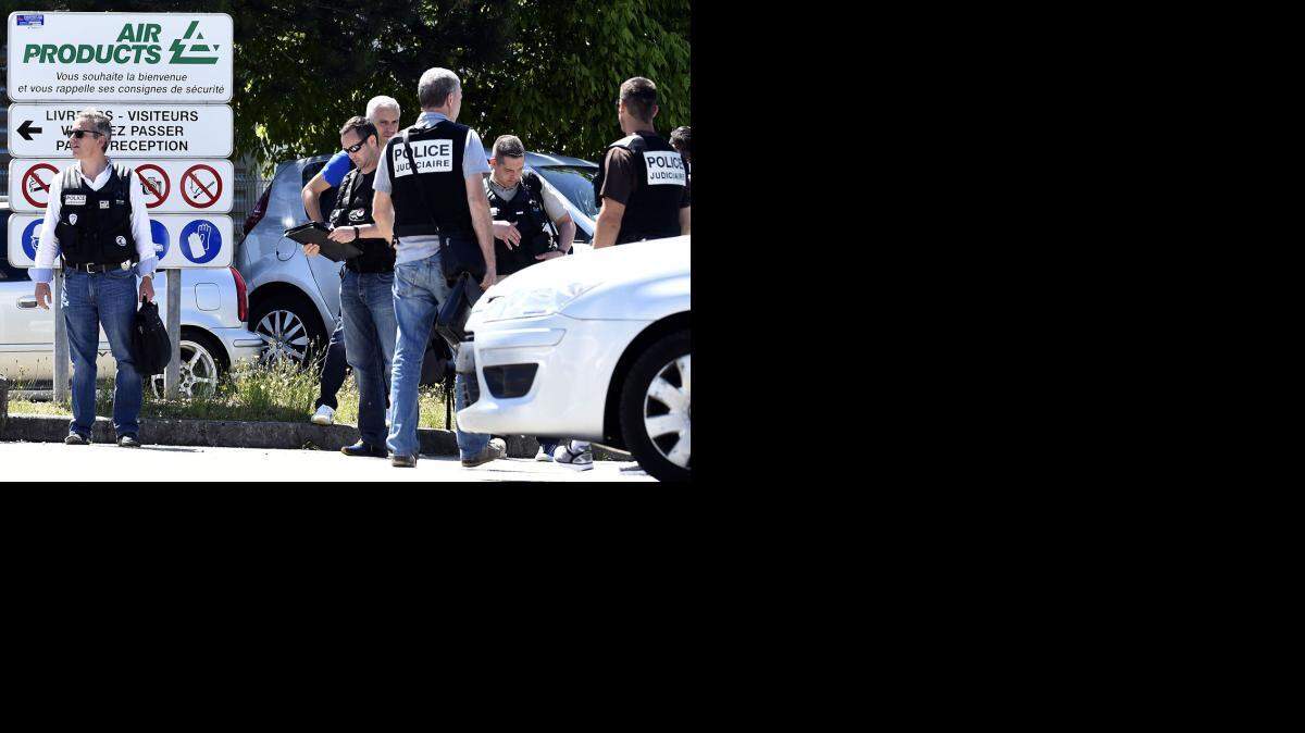 Según la web del diario local “Le Dauphiné Liberé”, un vehículo entró dentro de la empresa Air Products, en una zona industrial, y colisionó contra varias bombonas de gas dentro de la fábrica, lo que originó una explosión en la que un número indeterminado de personas resultaron heridas.
