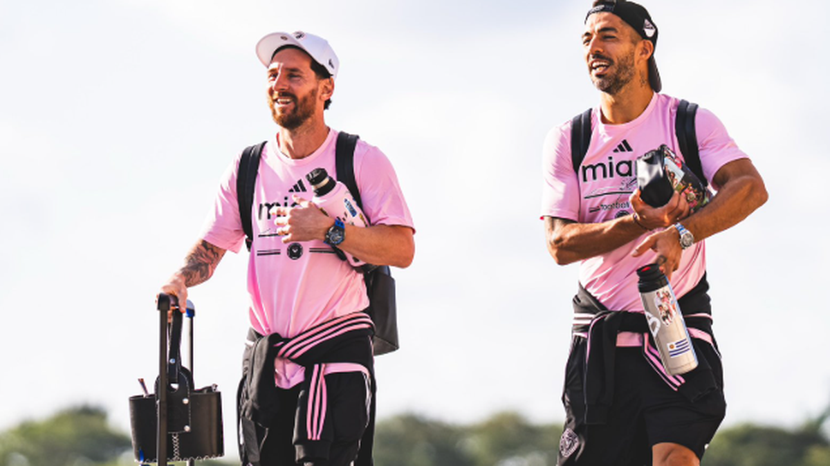 Los delanteros del Inter Miami Lionel Messi (izq.) y Luis Suárez caminan rumbo al avión para el vuelo del miércoles a Vancouver, Canadá, para el partido de ida ante los Whitecaps en las semifinales de la Copa de Campeones de la Concacaf, que se celebrará el jueves.  