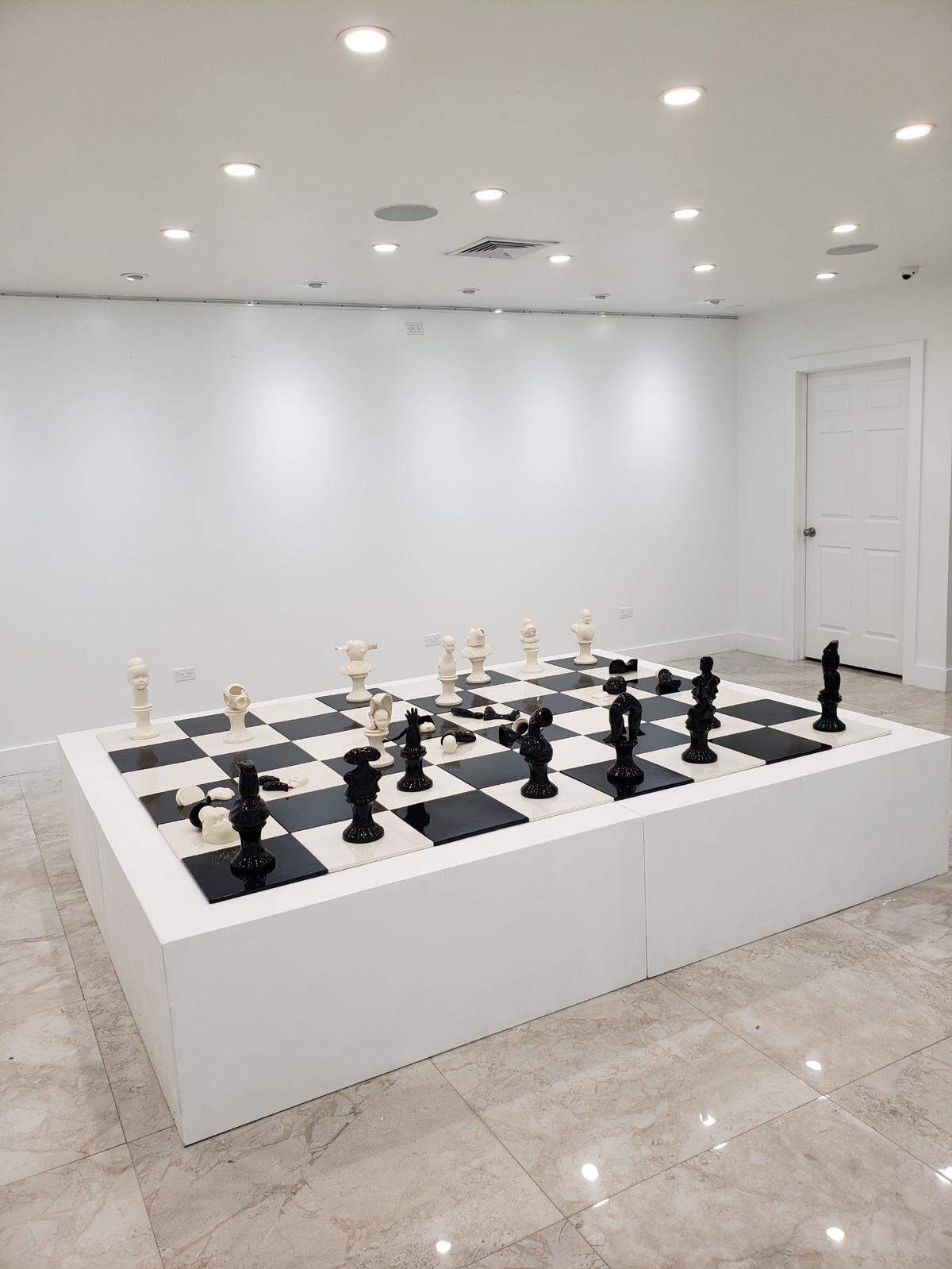 ‘Humanity’s’, 2021, de Ivonne Ferrer, cerámica y madera pintada, 33 x 84 x 108 pulgadas.