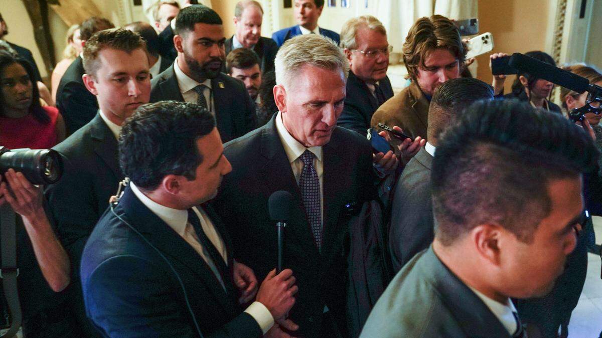 Alejándose de una crisis de impago, la Cámara de Representantes de Estados Unidos aprobó el miércoles un paquete de límite de deuda y recortes presupuestarios, luego de que el mandatario Joe Biden y el presidente de la cámara baja Kevin McCarthy (centro en la foto) lograron conformar una coalición bipartidista integrada por demócratas y republicanos centristas que se oponen a las intransigencias conservadoras y a la disidencia progresista.