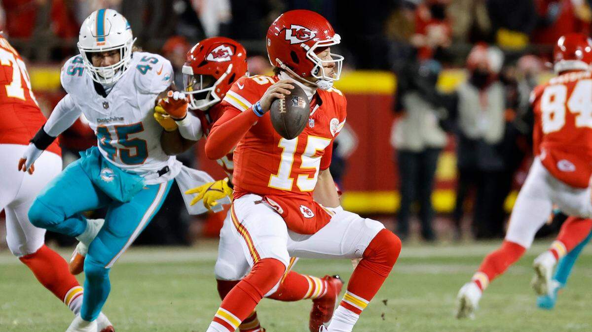 El quarterback de los Chiefs Patrick Mahomes trata de pasar el ovoide en el partido de playoffs contra los Dolphins de Miami, celebrado el 13 de enero de 2024 en el Arrowhead Stadium en Kansas City, Missouri.