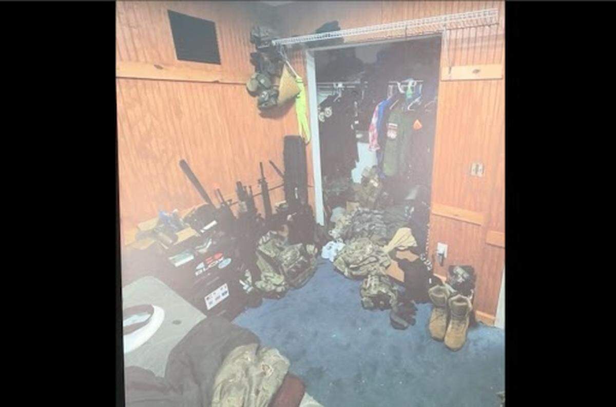 En la casa de un joven de Palm Beach hallaron 18 armas de fuego, 12,000 municiones, radios bidireccionales y una pistola eléctrica Taser.