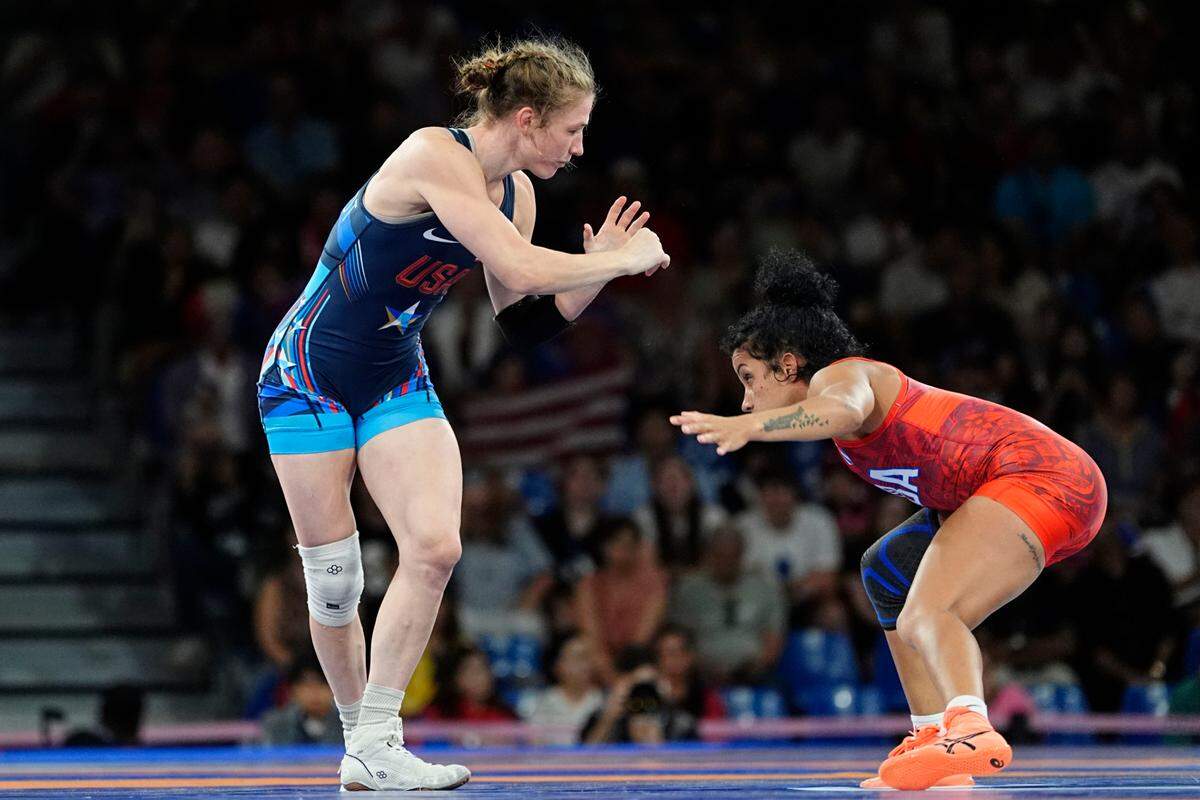 La luchadora cubana Yusneylis Guzmán (der.) ganó la medalla de plata en estilo libre 50 kg femenino de los Juegos Olímpicos de París, tras perder el combate por el oro con la estadounidense Sarah Hildebrandt, bronce en Tokio en 2021.