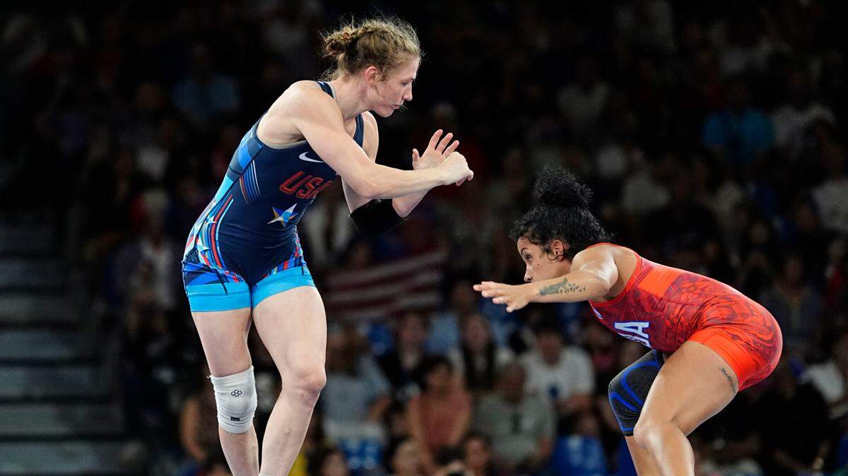 La luchadora cubana Yusneylis Guzmán (der.) ganó la medalla de plata en estilo libre 50 kg femenino de los Juegos Olímpicos de París, tras perder este miércoles el combate por el oro con la estadounidense Sarah Hildebrandt, bronce en Tokio en 2021.