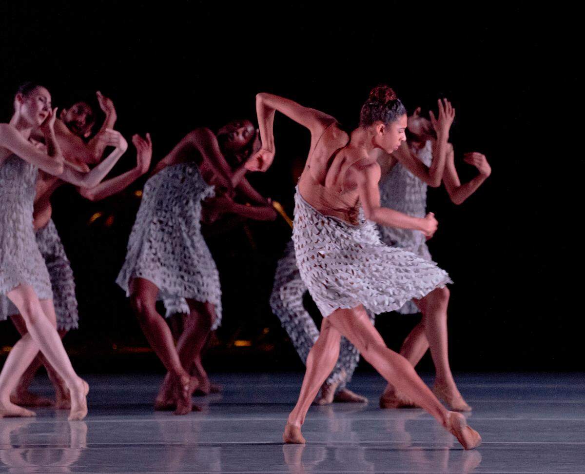 Los bailarines de Alonzo King LINES Ballet en “Common Ground”, que se presentó en enero en el South Miami-Dade Cultural Arts Center.
