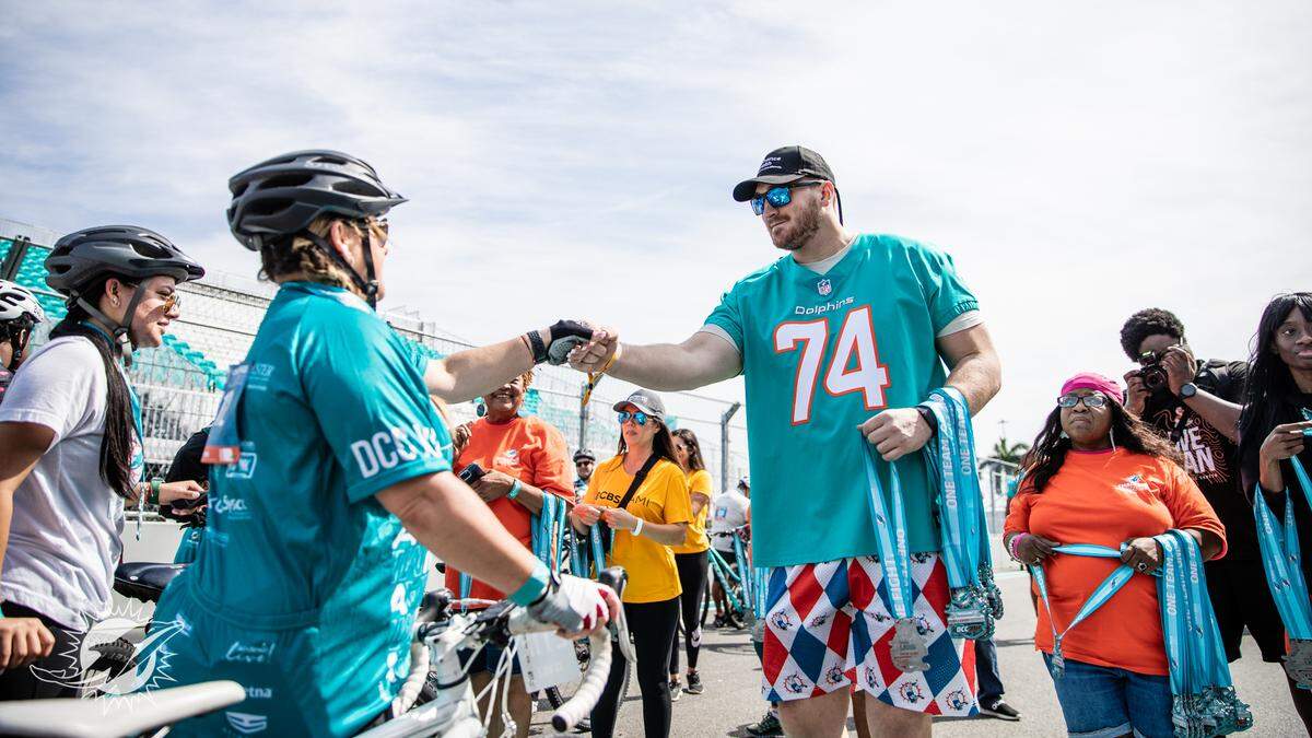 El offensive linebacker de los Dolphins Liam Eichenberg entrega medallas al final del XIV DCC, el sábado 24 de febrero en el Hard Rock Stadium en Miami Gardens, Florida.