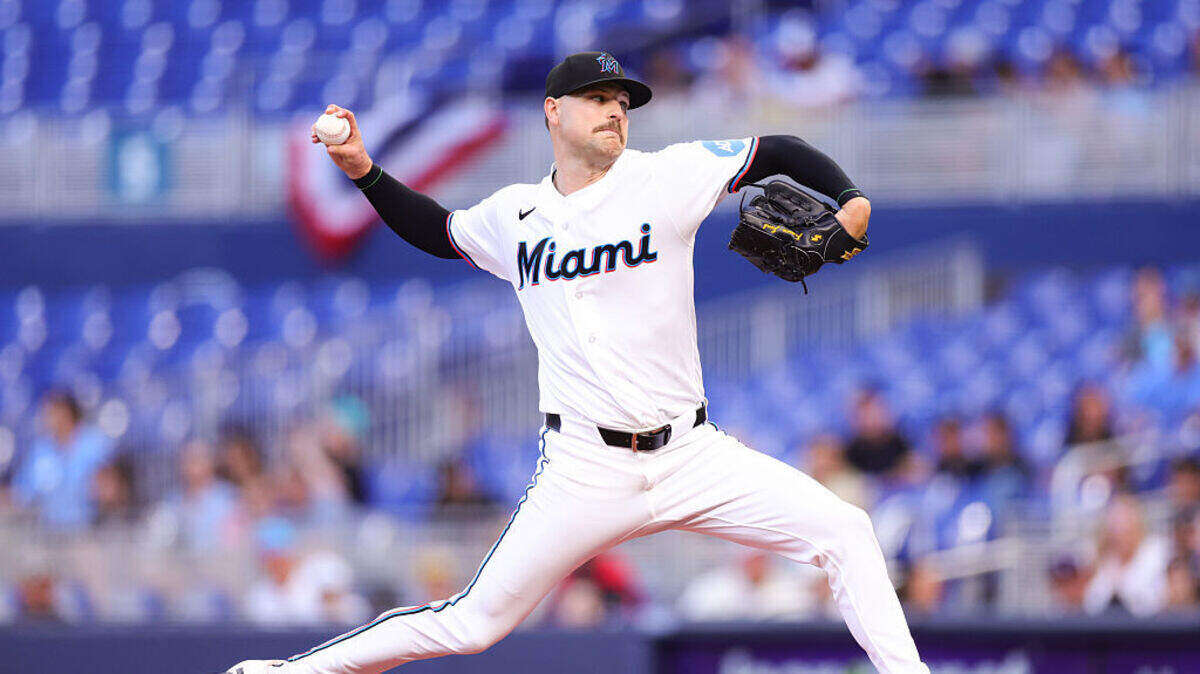 El abridor de los Marlins Janson Junk lanza en el primer inning del partido ante los Medias Blancas de Chicago, celebrado el 31 de marzo de 2026 en Miami.
