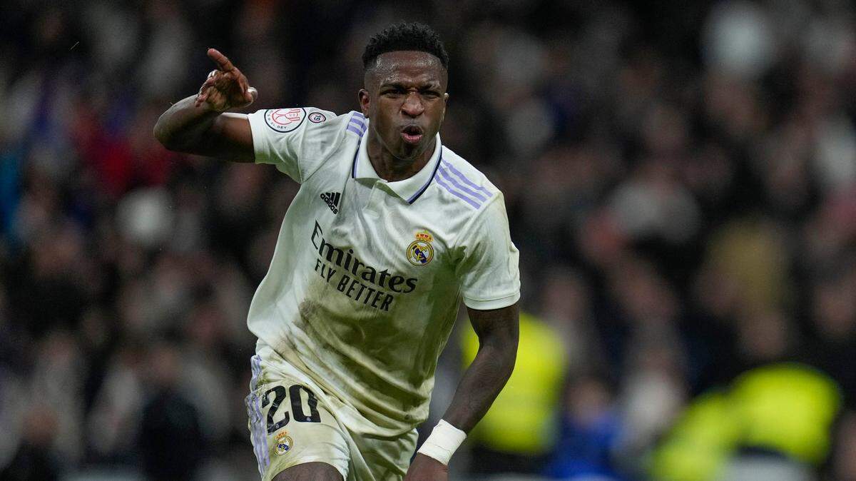 El delantero del Real Madrid Vinicius Junior celebra tras anotar el tercer gol del Real Madrid ante el Atlético de Madrid, celebrado el 26 de enero de 2023 en el estadio Santiago Bernabéu de la capital española.
