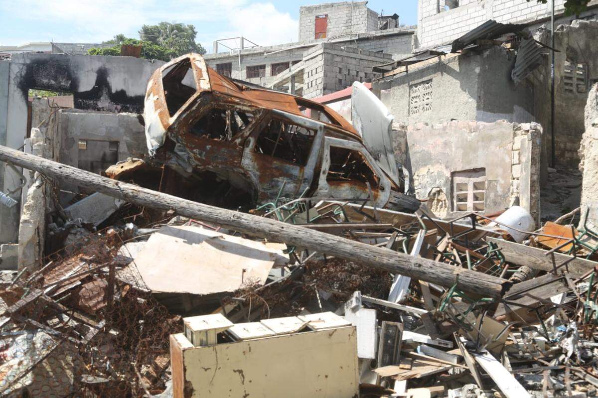 Uno de los muchos edificios y casas privadas que han sido destruidos en el centro de Puerto Príncipe por miembros de la coalición de bandas Viv Ansanm. El miércoles 27 de agosto de 2025, Jimmy “Barbecue” Chérizier anunció en un video publicado en redes sociales que los residentes desplazados de Delmas 30, Solino, Christ Roi y Nazon pueden regresar a casa.