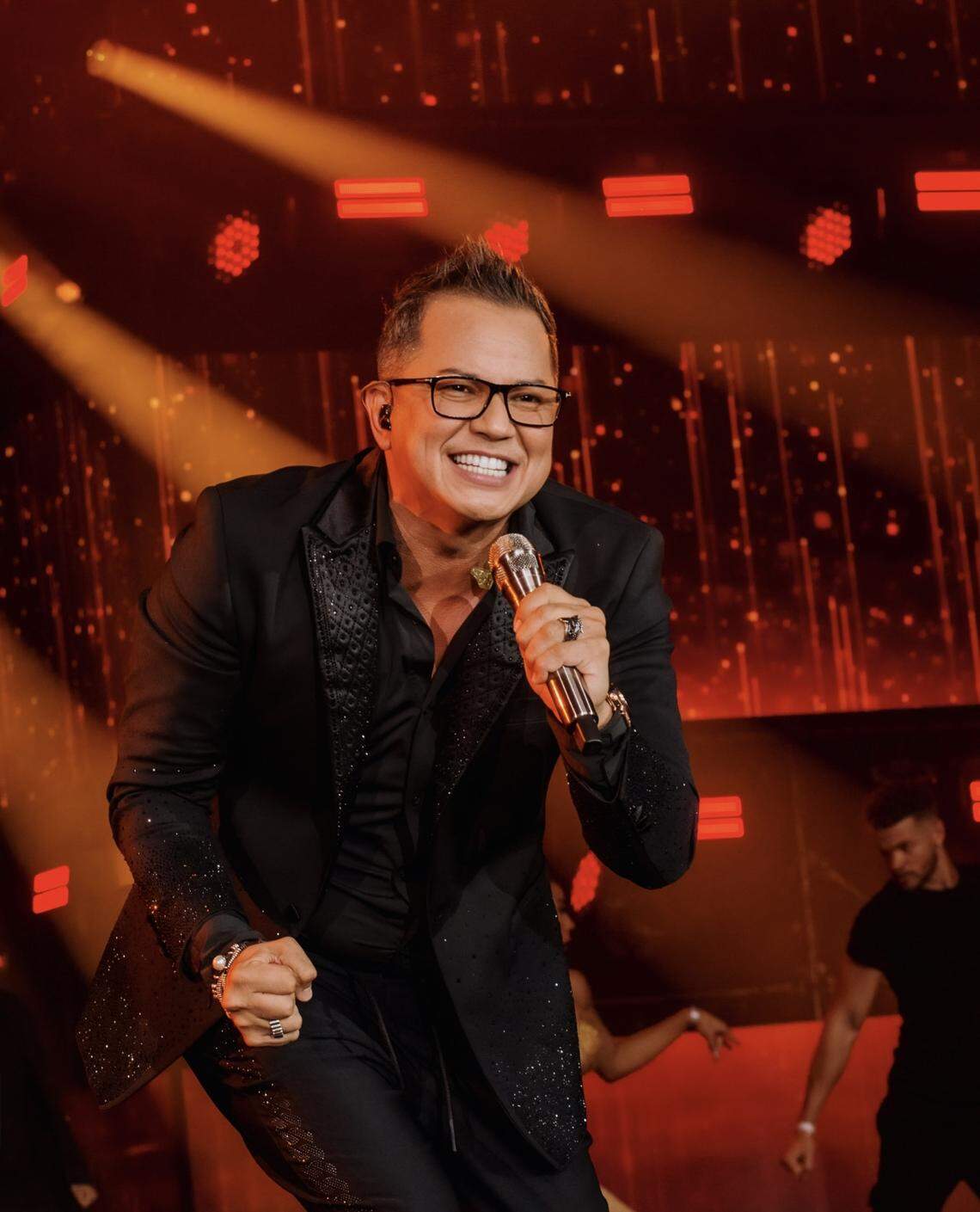 El álbum incluirá varias canciones compuestas por su hijo, Aarón David quien se presentará también en Miami en el Charles F. Dodge City Center.