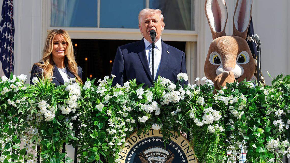 Donald y Melania Trump reciben a cientos de niños en la Casa Blanca para el Lunes de Pascua