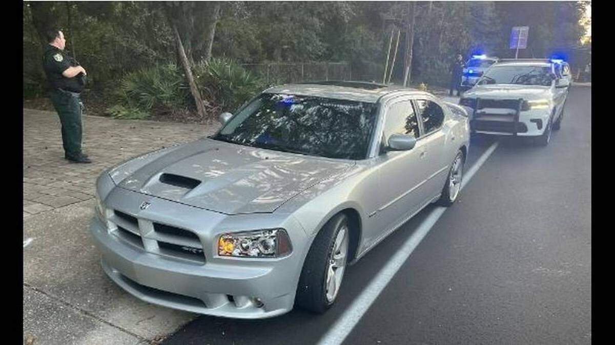 El sospechoso, Salvatore Gruny, conducía un Dodge Charger con luces intermitentes azules en la consola del frente del auto, y luces azules, rojas y blancas en la ventanilla trasera.