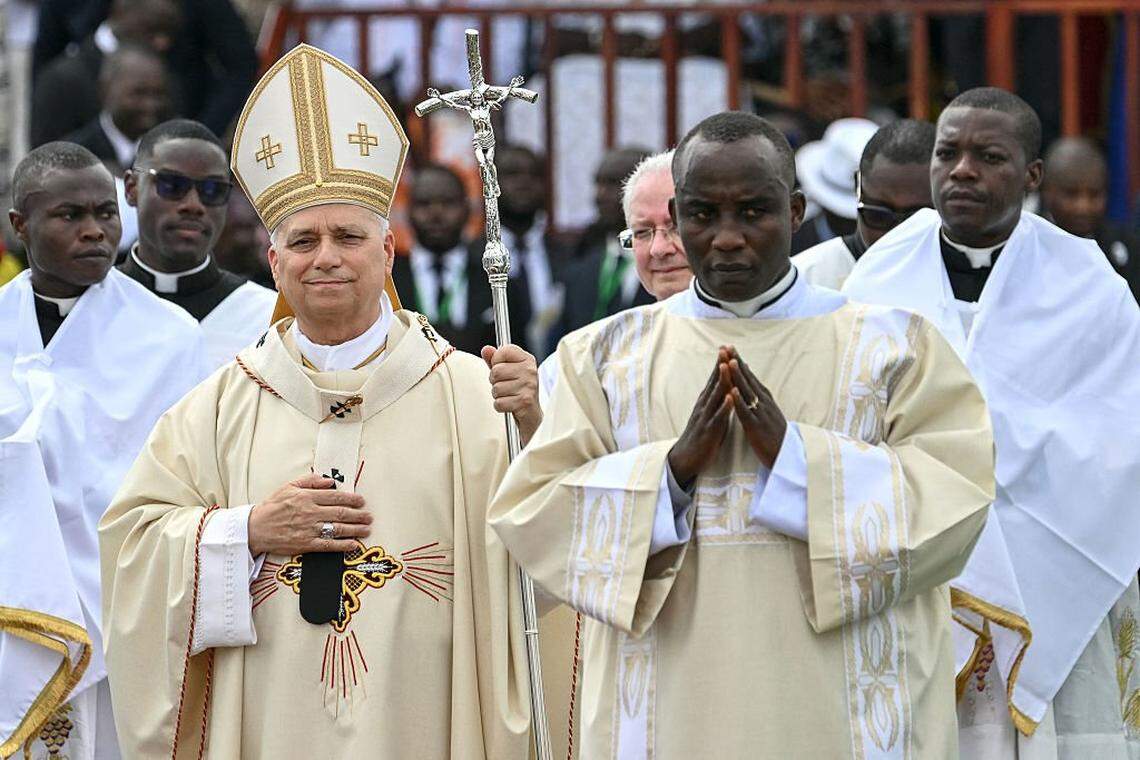 El papa León XIV llega para oficiar la Santa Misa en el área frente al Estadio Japoma, en Duala, en el quinto día de un viaje apostólico de 11 días a África, el 17 de abril de 2026.