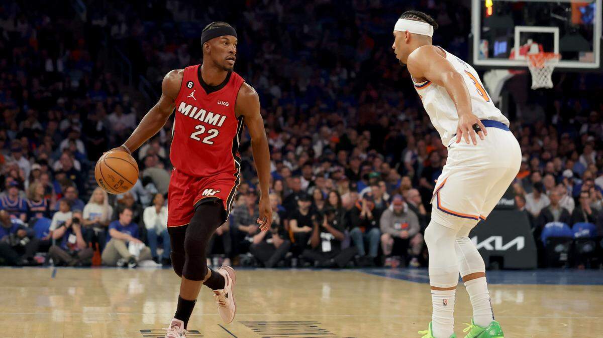 El jugador del Heat de Miami Jimmy Butler (izq.) trata de pasar la marca de Josh Hart, de los Knicks, en el primer juego del playoffs de segunda ronda de la NBA, celebrado el 30 de abril de 2023 en el Madison Square Garden de Nueva York.