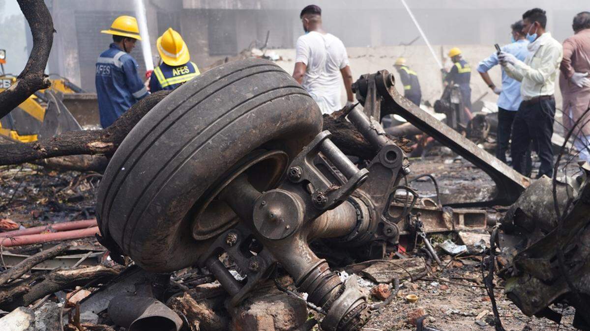 
Escombros en el sitio de un accidente aéreo cerca del Aeropuerto Internacional Sardar Vallabhbhai Patel en Ahmedabad, Gujarat, al oeste de India, 12 de junio de 2025. 