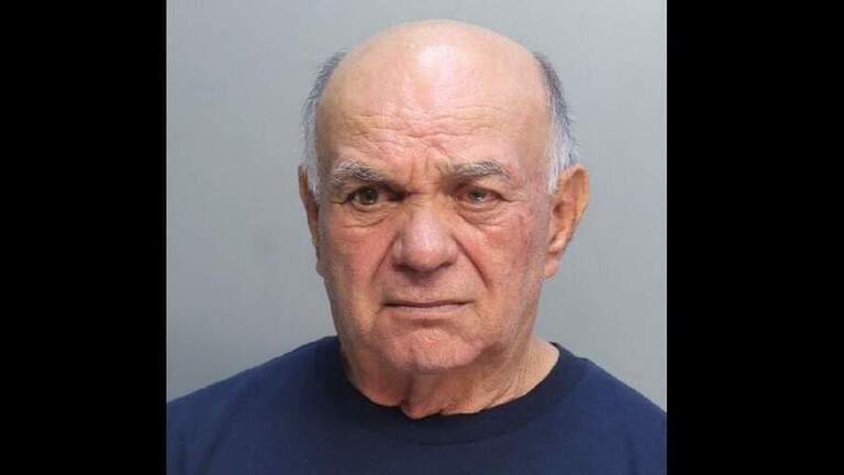 Acusan a hombre de 73 años de matar a tiros a dos personas por una deuda de $2,000